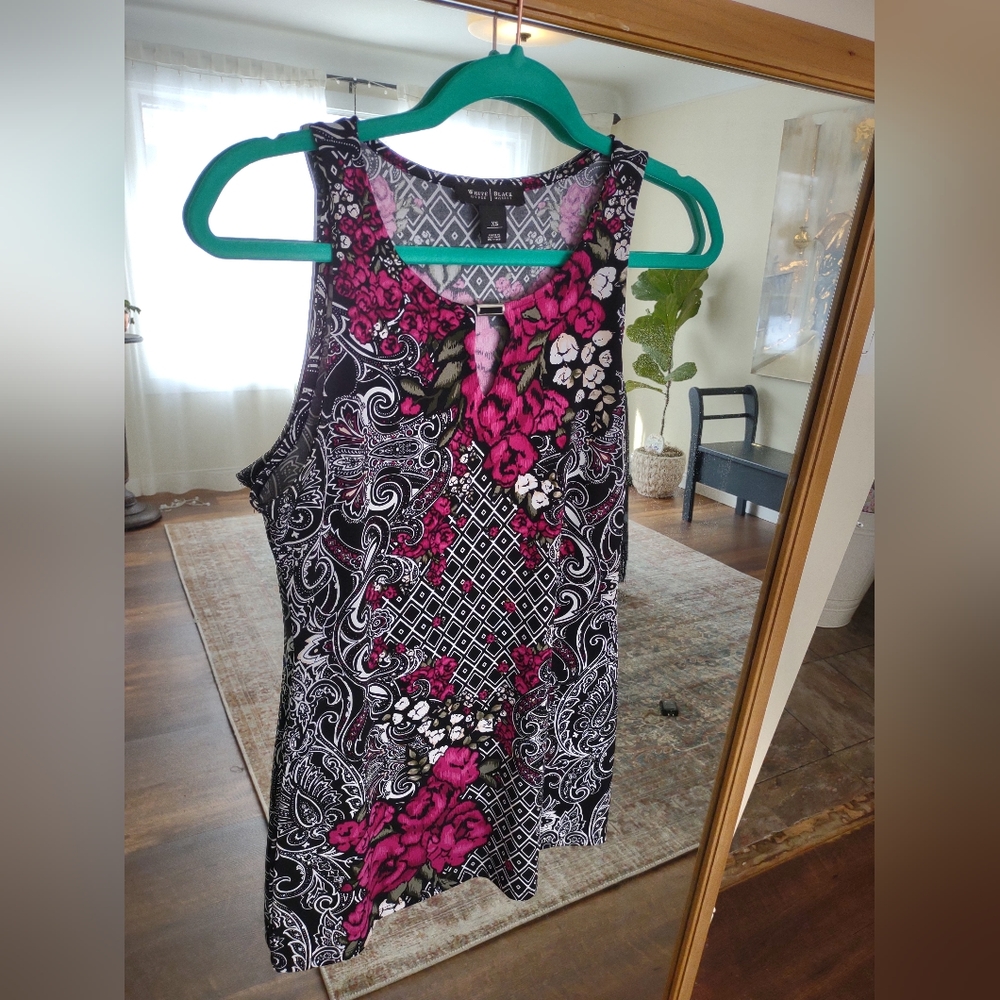 WHBM Sleeveless Floral Top. Stretchy, paisley, Mandela pattern, silver buckle